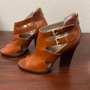 Guess Brown Ankle Boots Peep Toe Back Zip Double Buckle Straps Block Heels SZ 9